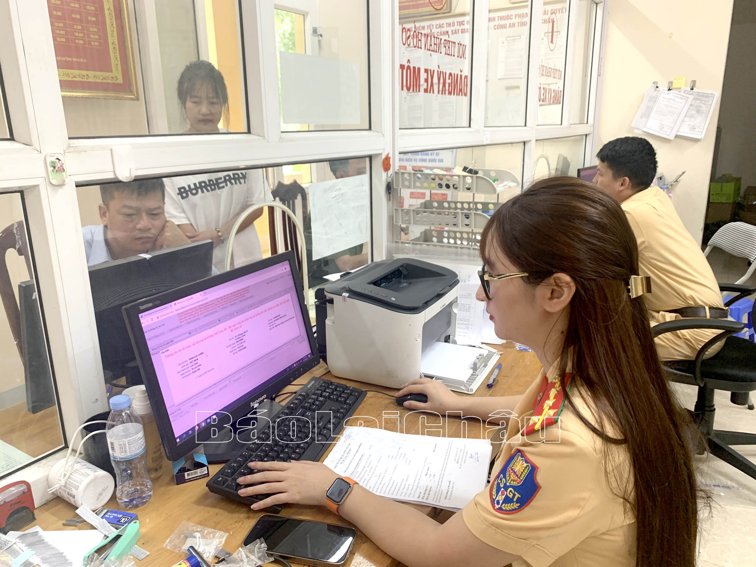 Cán bộ Đội Đăng ký, Quản lý phương tiện, Phòng Cảnh sát giao thông, Công an tỉnh đăng ký phương tiện xe ô tô cho người dân.